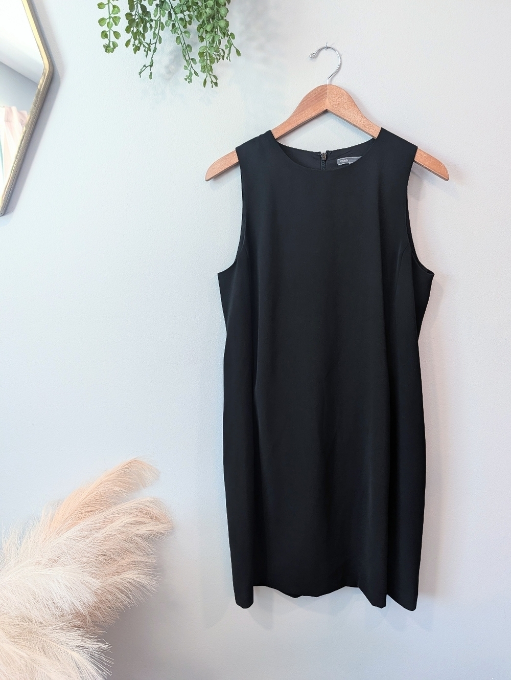 Vince Classic Sleeveless Black Shift Dress Size 10